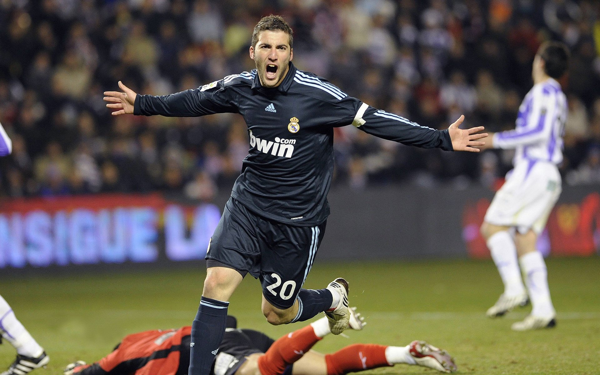 黑马狂奔!无名小卒爆冷击败卫冕冠军,创历史性一刻