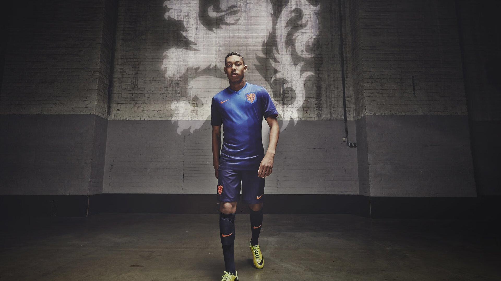 VAR再引争议!关键判罚左右比赛结局,球迷怒斥裁判‘毁掉经典对决’