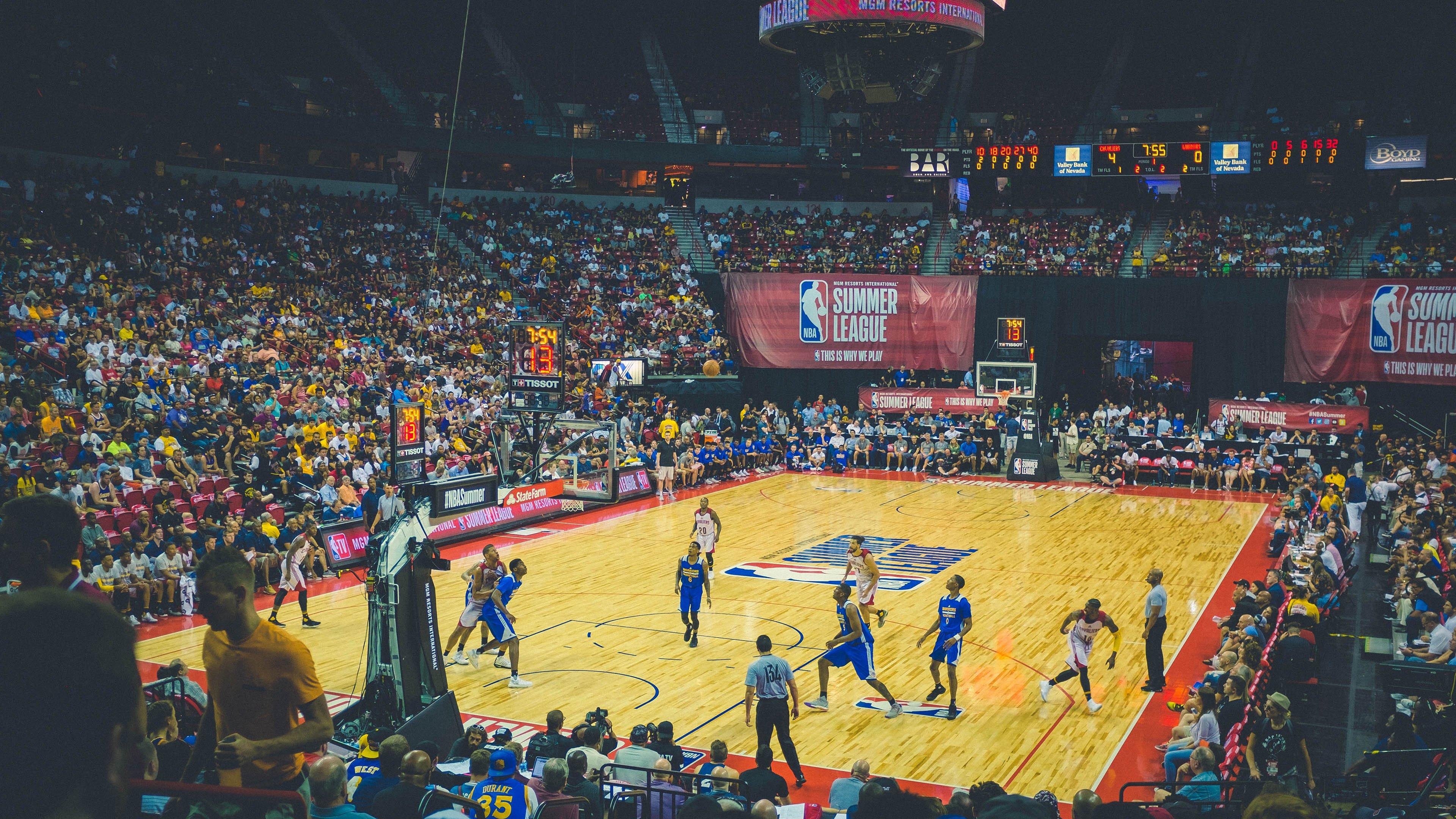 库里狂砍50分率勇士逆转取胜,三分神射再创历史纪录