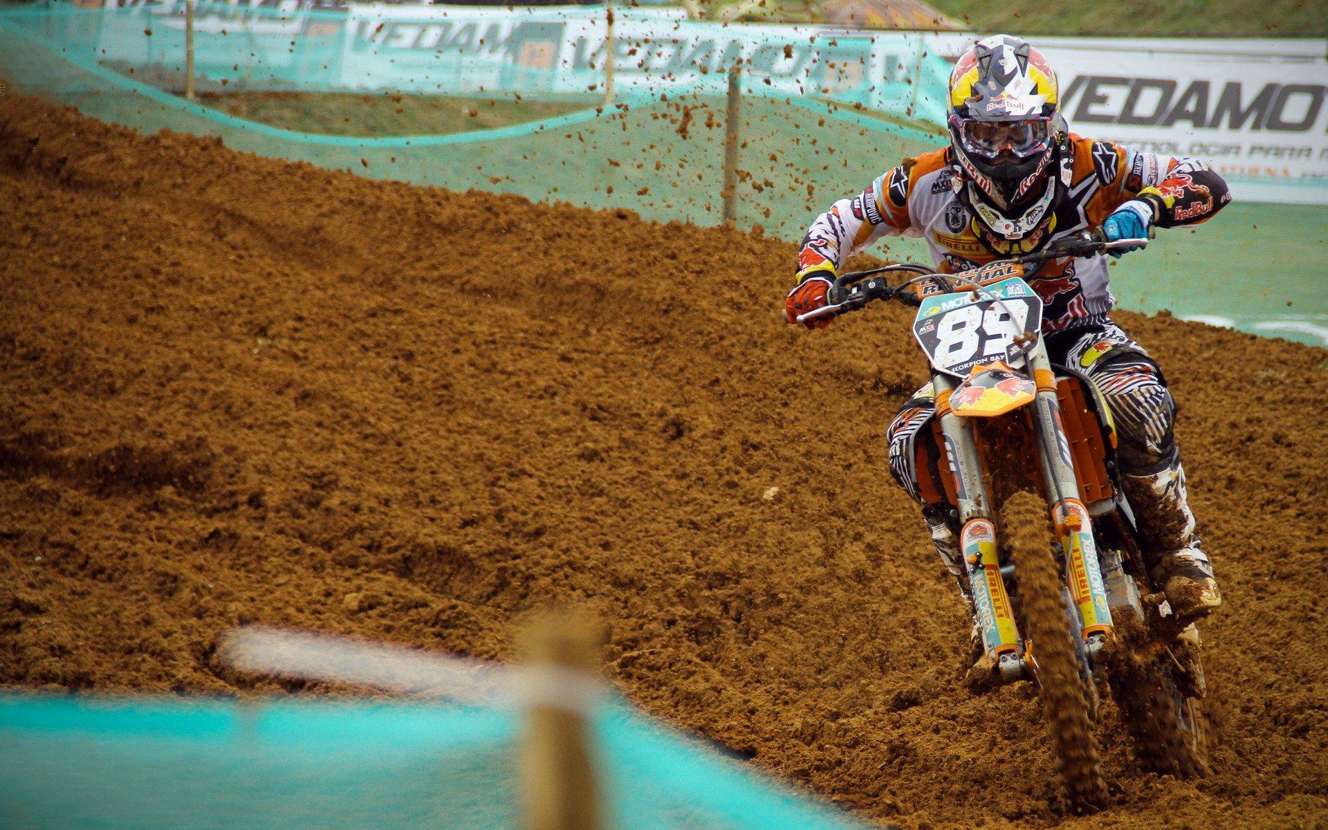 裁判争议再起!VAR判罚引发球迷激烈争论